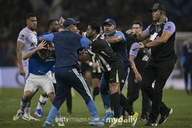 2026년 3월 9일 열린 크루제이루와 아틀레치쿠 미네이루의 브라질 컵대회 결승전. 양 팀 선수들이 난투극을 벌이고 있다./게티이미지코리아