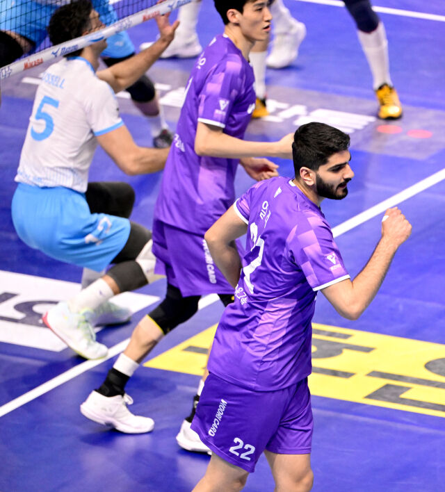 러셀의 공격을 막은 알리가 기뻐하고 있다 / 한국배구연맹(KOVO)