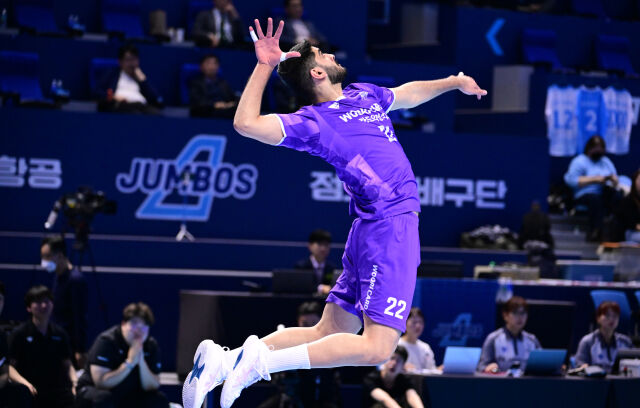 우리카드 알리가 서브를 넣고 있다 / 한국배구연맹(KOVO)