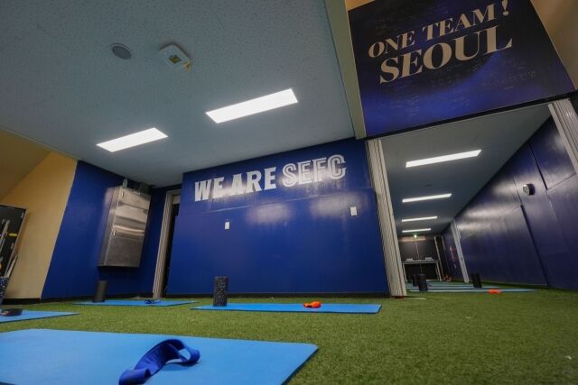 서울 이랜드가 2026시즌을 맞아 홈경기장인 목동운동장 레울파크와 켄싱턴리조트 가평에 위치한 클럽하우스를 새롭게 단장했다./서울 이랜드