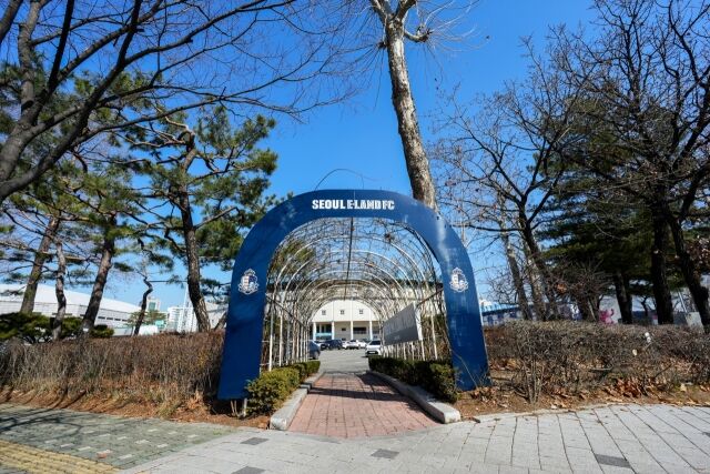 서울 이랜드가 2026시즌을 맞아 홈경기장인 목동운동장 레울파크와 켄싱턴리조트 가평에 위치한 클럽하우스를 새롭게 단장했다./서울 이랜드