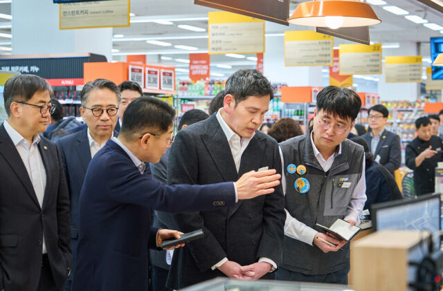 지난 1월 이마트 죽전점을 찾은 정용진 신세계그룹 회장. /이마트