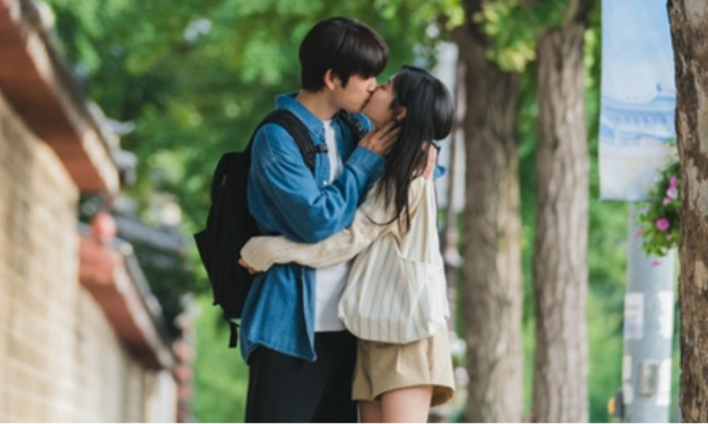 JTBC 금요시리즈 ‘샤이닝’이 사랑의 꽃망울이 피어나기 시작한 봄과도 같았던 연태서(박진영 분)와 모은아(김민주 분)의 1·2회 미공개 컷을 공개하며 진한 여운을 남겼다./JTBC 금요시리즈 ‘샤이닝’