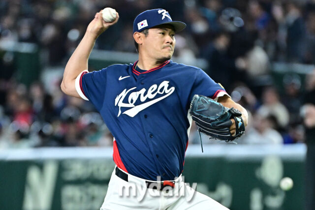 노경은이 9일 호주와 경기에서 힘차게 공을 뿌리고 있다. /도쿄돔=한혁승 기자