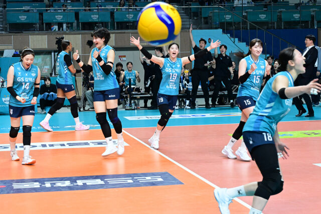 1세트를 잡은 뒤 GS칼텍스 권민지와 동료 선수들이 기뻐하고 있다. / 한국배구연맹(KOVO)