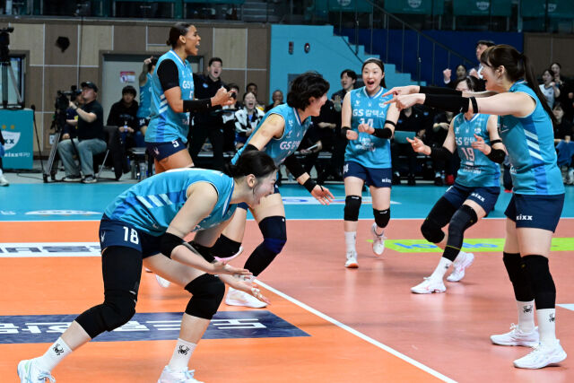 GS칼텍스 최가은이 모마의 공격을 막은 뒤 기뻐하고 있다. / 한국배구연맹(KOVO)