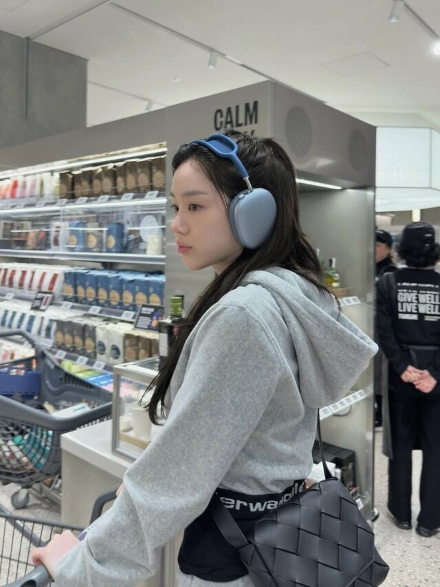 이유비가 마트에서 소소한 일상을 공개했다. / 이유비 SNS