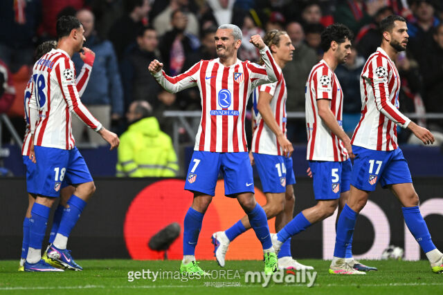 아틀레티코의 공격수 앙투안 그리즈만(왼쪽에서 두 번째)이 골을 터뜨린 후 포효하고 있다. /게티이미지코리아