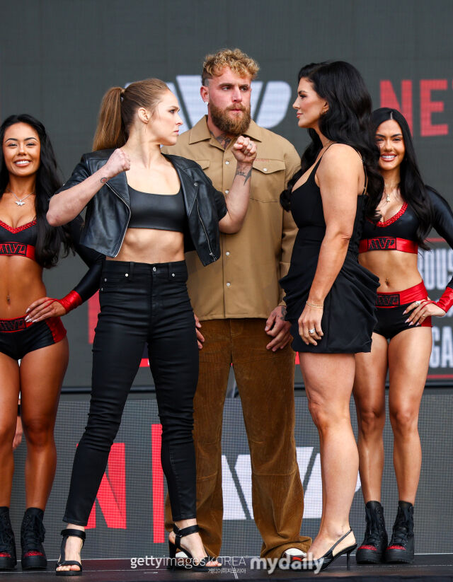 로우지(왼쪽에서 두 번째)가 11일 카라노(오른쪽에서 두 번째)와 페이스오프 하고 있다. /게티이미지코리아