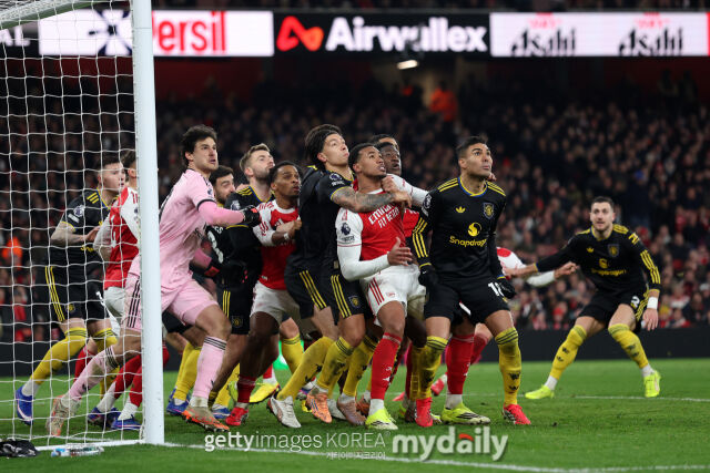 아스널과 맨체스터 유나이티드 선수들이 박스 안에서 치열하게 자리싸움하고 있다./게티이미지코리아