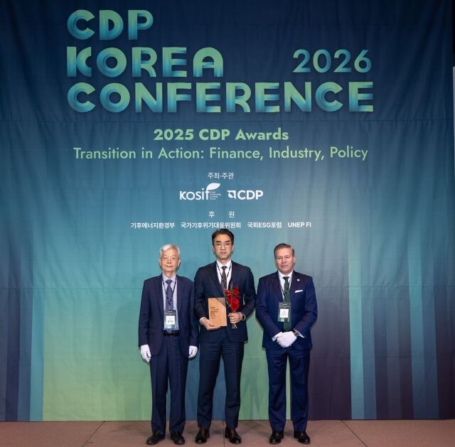 지난 10일 여의도 글래드 호텔에서 열린 ‘CDP Korea Awards’에서 배수민 KT&G 지속경영본부장(가운데), 장지인 CDP 한국위원회 위원장(왼쪽), 호세 오르도네스 CDP Global APAC 총괄대표(오른쪽)가 기념촬영을 하고 있는 모습. /KT&G