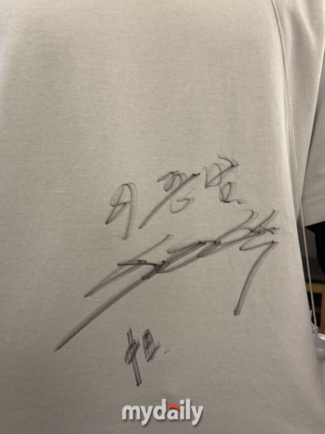 이종범이 일본 술집에서 골든벨을 울리고 미니 사인회를 개최했다./도쿄(일본)=김경현 기자