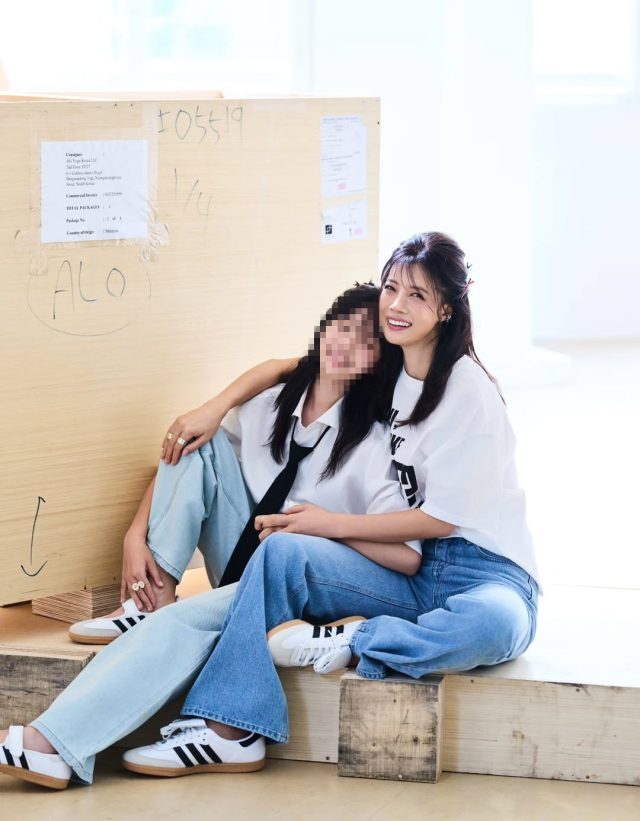 유선이 중학생 딸과 함께한 화보를 공개했다. / 유선 SNS