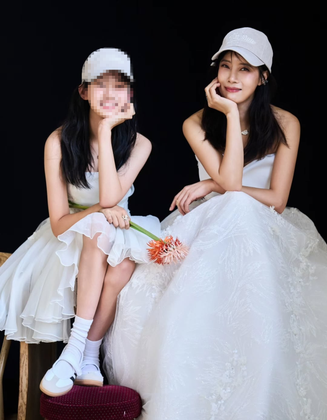 유선이 중학생 딸과 함께한 화보를 공개했다. / 유선 SNS