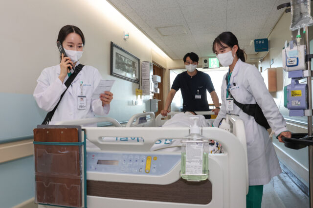 모니터링이송팀(MTT) 의료진이 간이식 환자의 상태 변화를 모니터링하며 검사실로 함께 이동하고 있다. /서울아산병원