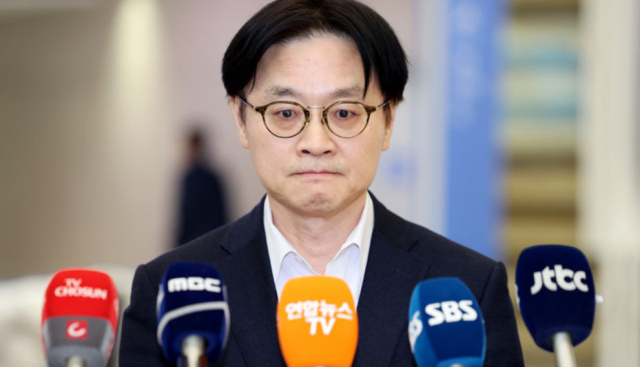 한미 관세합의 이행 등 통상 현안 협의를 위해 미국을 방문한 김정관 산업통상부 장관이 지난 8일 인천국제공항 제2터미널을 통해 귀국, 취재진의 질문에 답하고 있다./뉴시스