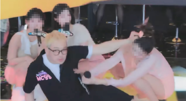 방송인 MC딩동(46·본명 허용운)이 인터넷 생방송 도중 여성 출연자를 폭행한 혐의로 경찰에 고소당했다. /엑셀 방송 캡처
