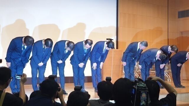 지난해 9월 18일 롯데카드 해킹 사고 관련 대고객 사과하는 조좌진 전 대표(왼쪽에서 다섯번째)와 임원진. /최주연 기자