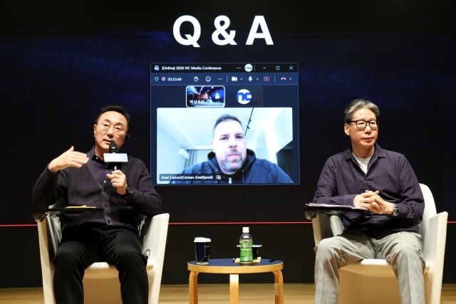 박병무 공동대표(왼쪽), 아넬 체만 센터장(화면), 홍원준 CFO. /엔씨소프트