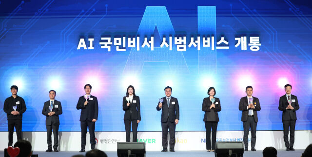 윤호중 행정안전부 장관이 9일 경기 판교테크노벨리 경기창조경제혁신센터에서 열린 'AI 국민비서 시범서비스 개통식'에서 참석자들과 개통축하 세리머니를 하고 있다. (왼쪽 네번째부터) 정신아 카카오 대표, 윤 장관, 최수연 네이버 대표. /뉴시스