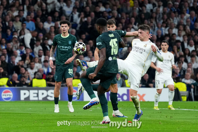 페데리코 발베르데(오른쪽)가 마크 게히(가운데)를 제치고 있다./게티이미지코리아