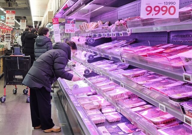 서울 시내 대형마트에서 소비자가 축산 코너에서 삼겹살을 고르고 있다. /방금숙 기자