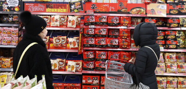 서울시내 한 대형마트에서 외국인 관광객이 라면을 고르고 있다. /뉴시스