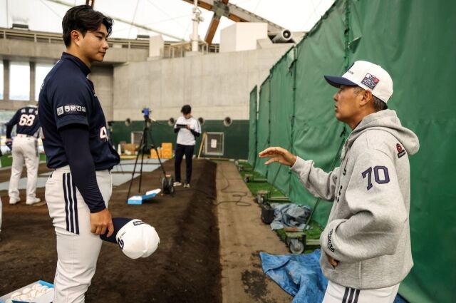최지강과 김 감독./두산 베어스