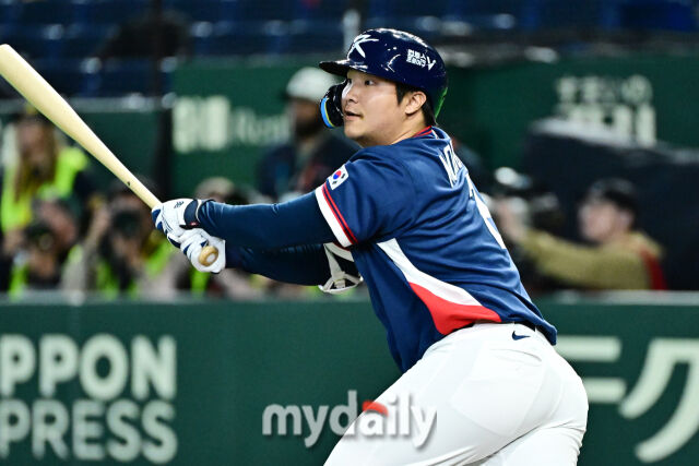호주와 경기에서 적시타를 날리는 문보경. /도쿄돔=한혁승 기자