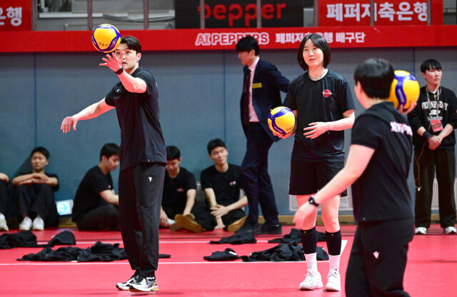 부상으로 경기를 뛰지 못하는 박정아가 경기 전 후배들의 연습을 돕고 있다 / 한국배구연맹(KOVO)