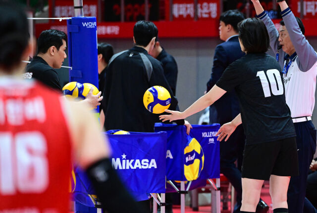 부상으로 경기를 뛰지 못하는 박정아가 경기 전 연습공을 정리하고 있다 / 한국배구연맹(KOVO)