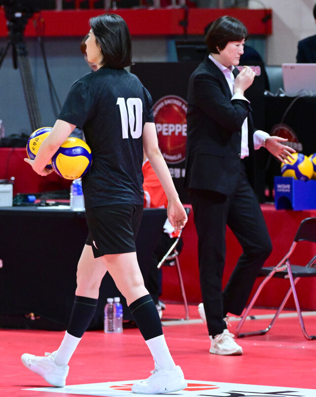 부상으로 경기를 뛰지 못하는 박정아가 경기 전 연습공을 정리하고 있다 / 한국배구연맹(KOVO)