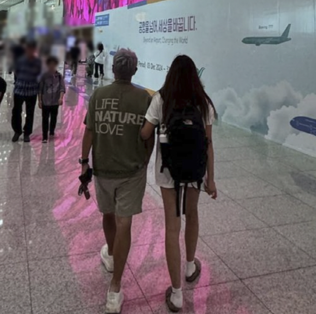 가수 윤종신이 어느덧 숙녀가 된 큰딸 라임 양과 함께한 훈훈한 일상을 공유하며 남다른 애정을 드러냈다./윤종신 소셜미디어