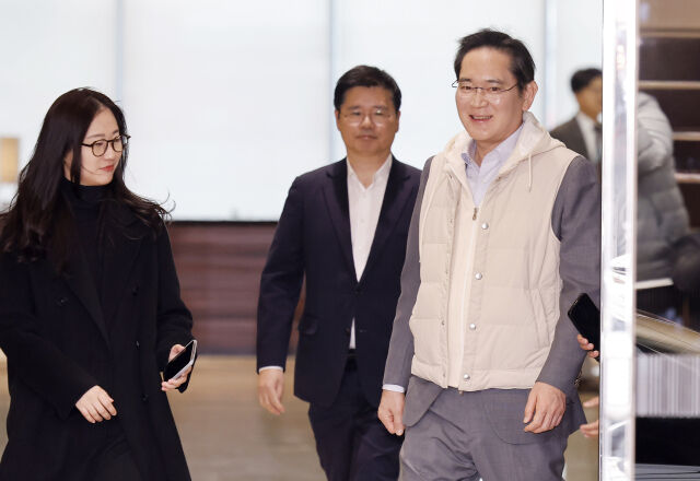 이재용 삼성전자 회장이 유럽 출장을 마치고 13일 오후 서울 강서구 김포비즈니스항공센터를 통해 귀국하고 있다. /뉴시스