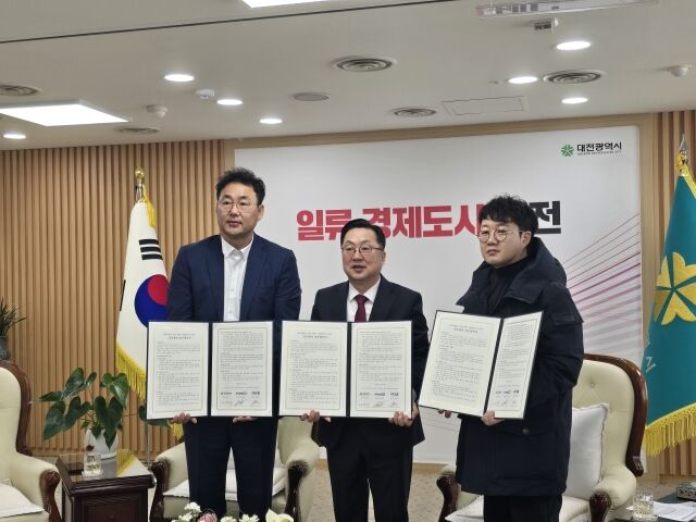 김원석 (주)국대 회장(왼쪽), 이장우 대전시장(가운데), 장시원 스튜디오 C1 대표가 업무협약식 후 기념 촬영을 하고 있다. /(주)국대 제공