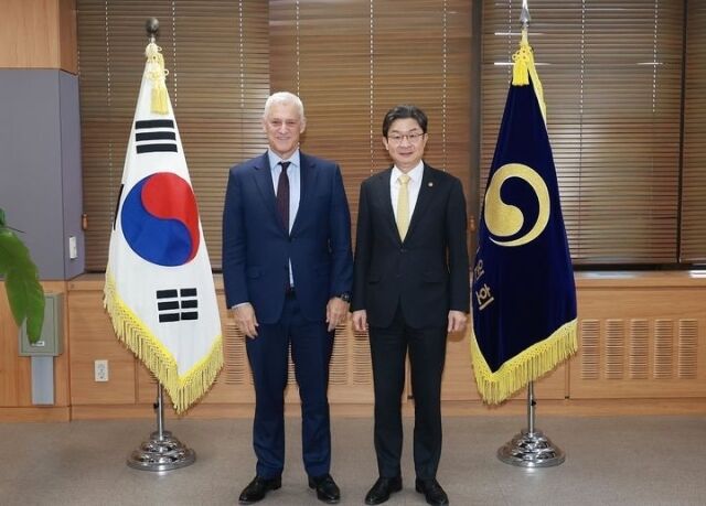 이억원 금융위원장이 13일 오후 정부서울청사에서 영국 스탠다드차타드그룹(SC그룹) 회장 빌 윈터스와 면담했다. /금융위