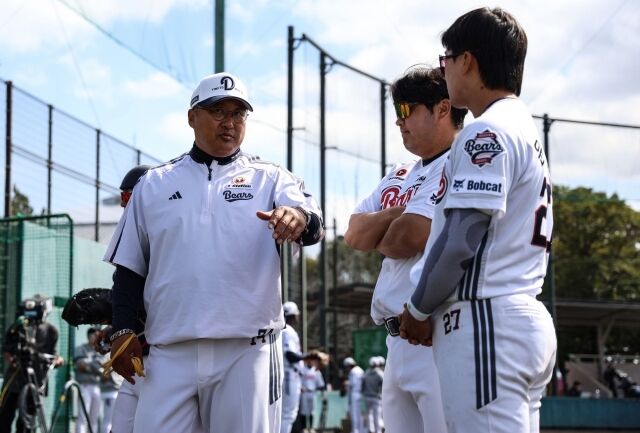 조인성 코치와 두산 포수들./두산 베어스