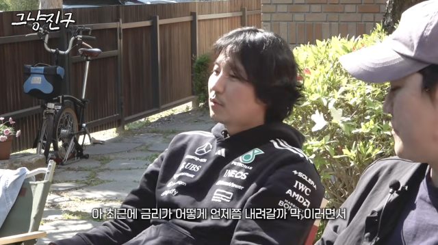 김남길이 이전과는 다른 모습으로 등장해 눈길을 끌었다. / 유튜브 채널 '그냥진구'