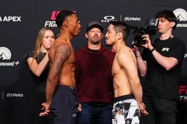 유수영(오른쪽에서 두 번째)이 14일 스미스(왼쪽에서 두 번째)와 페이스오프를 하고 있다. /UFC 제공