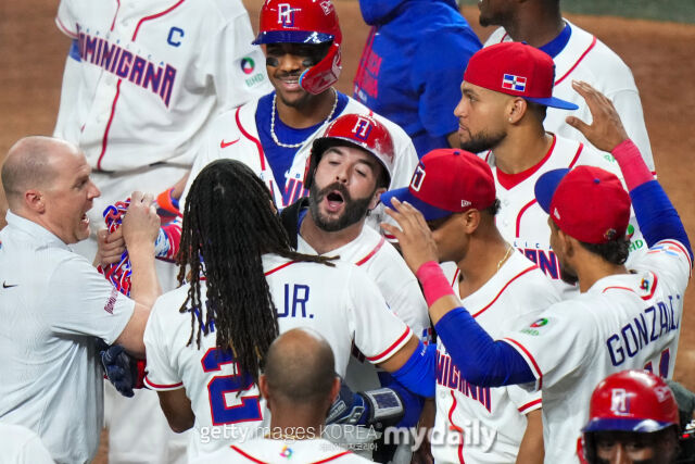 도미니카공화국 WBC 대표팀 오스틴 웰스가 홈런을 치고 동료들에게 축하를 받고 있다./게티이미지코리아
