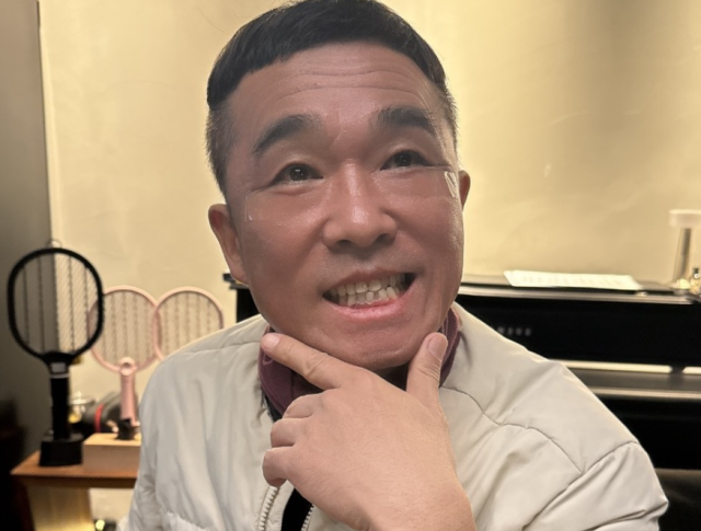 가수 김건모가 눈밑 지방 시술로 확 달라진 외모를 뽐냈다./이윤미 소셜미디어