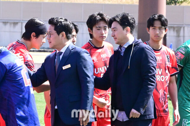 한국대학축구연맹 박한동 회장(앞 왼쪽)과 안정환 총괄 디렉터(앞 오른쪽)가 한국 선수들을 격려하고 있다./웨이브 스타디움 가리야(일본 나고야)=유진형 기자