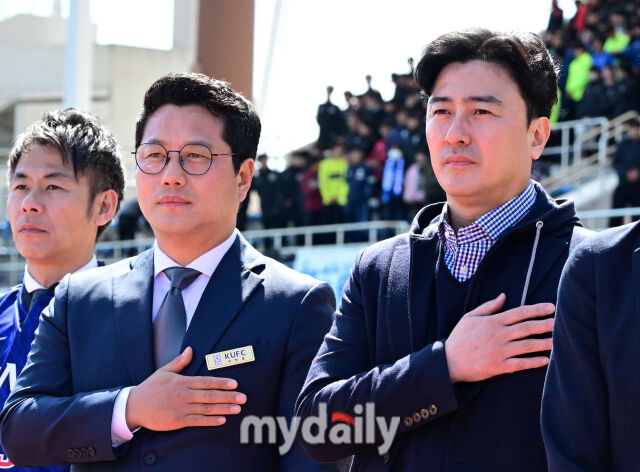 15일 덴소컵 경기에 앞서 한국대학축구연맹 박한동 회장(가운데)과 안정환 총괄 디렉터(오른쪽)가 국민의례를 하고 있다./웨이브 스타디움 가리야(일본 나고야)=유진형 기자