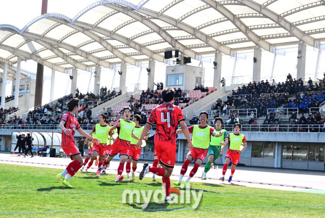 2026년 3월 15일 오후 일본 나고야 웨이브 스타디움 가리야에서 '2026 덴소컵 한일 대학 축구 정기전'이 열렸다.<br><br>한국 대학 선발팀 성예건이 동점골을 넣고 동료들과 함께 기뻐하고 있다./웨이브 스타디움 가리야(일본 나고야)=유진형 기자