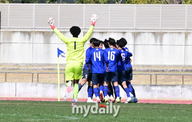 2026년 3월 15일 오후 일본 나고야 웨이브 스타디움 가리야에서 '2026 덴소컵 한일 대학 축구 정기전'이 열렸다.<br><br>일본 대학 선발팀 히라오 야야토가 전반 종료 직전 골을 넣고 동료들과 함께 기뻐하고 있다./웨이브 스타디움 가리야(일본 나고야)=유진형 기자