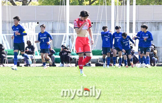 2026년 3월 15일 오후 일본 나고야 웨이브 스타디움 가리야에서 '2026 덴소컵 한일 대학 축구 정기전'이 열렸다.<br><br>일본 대학 선발팀 오가와 료야가 후반전 골을 넣고 동료들과 함께 기뻐하고 있다./웨이브 스타디움 가리야(일본 나고야)=유진형 기자