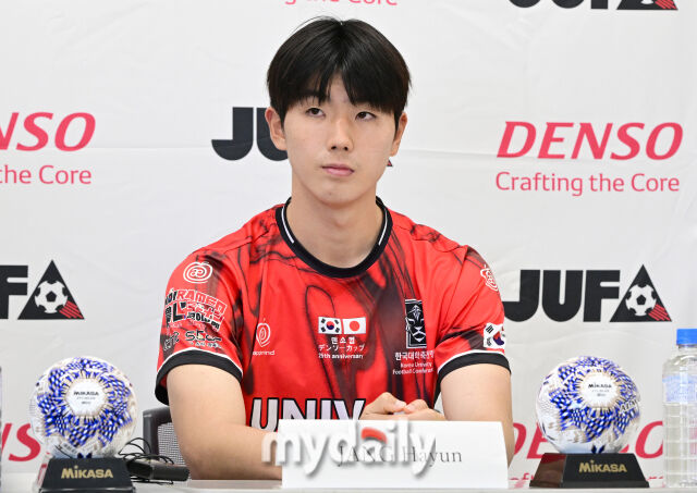 2026년 3월 15일 오후 일본 나고야 웨이브 스타디움 가리야에서 '2026 덴소컵 한일 대학 축구 정기전'이 열렸다.<br><br>한국 대학 선발팀 장하윤이 경기 후 기자회견을 하고 있다./웨이브 스타디움 가리야(일본 나고야)=유진형 기자