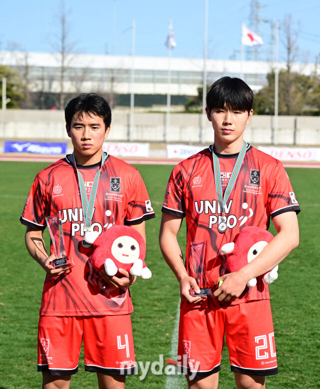 2026년 3월 15일 오후 일본 나고야 웨이브 스타디움 가리야에서 '2026 덴소컵 한일 대학 축구 정기전'이 열렸다.<br><br>한국 대학 선발팀 성예건과 장하윤이 우수 선수상을 수상하고 있다./웨이브 스타디움 가리야(일본 나고야)=유진형 기자