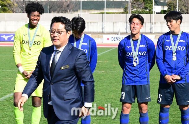 한국대학축구연맹 박한동 회장(앞)이 2-1로 승리한 일본 대학 선발팀을 축하한 뒤 그라운드를 빠져나가고 있다./웨이브 스타디움 가리야(일본 나고야)=유진형 기자