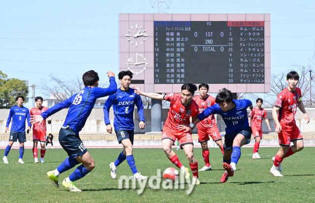 2026년 3월 15일 오후 일본 나고야 웨이브 스타디움 가리야에서 '2026 덴소컵 한일 대학 축구 정기전'이 열렸다.<br><br>한국 대학 선발팀 강승호가 공격하고 있다./웨이브 스타디움 가리야(일본 나고야)=유진형 기자